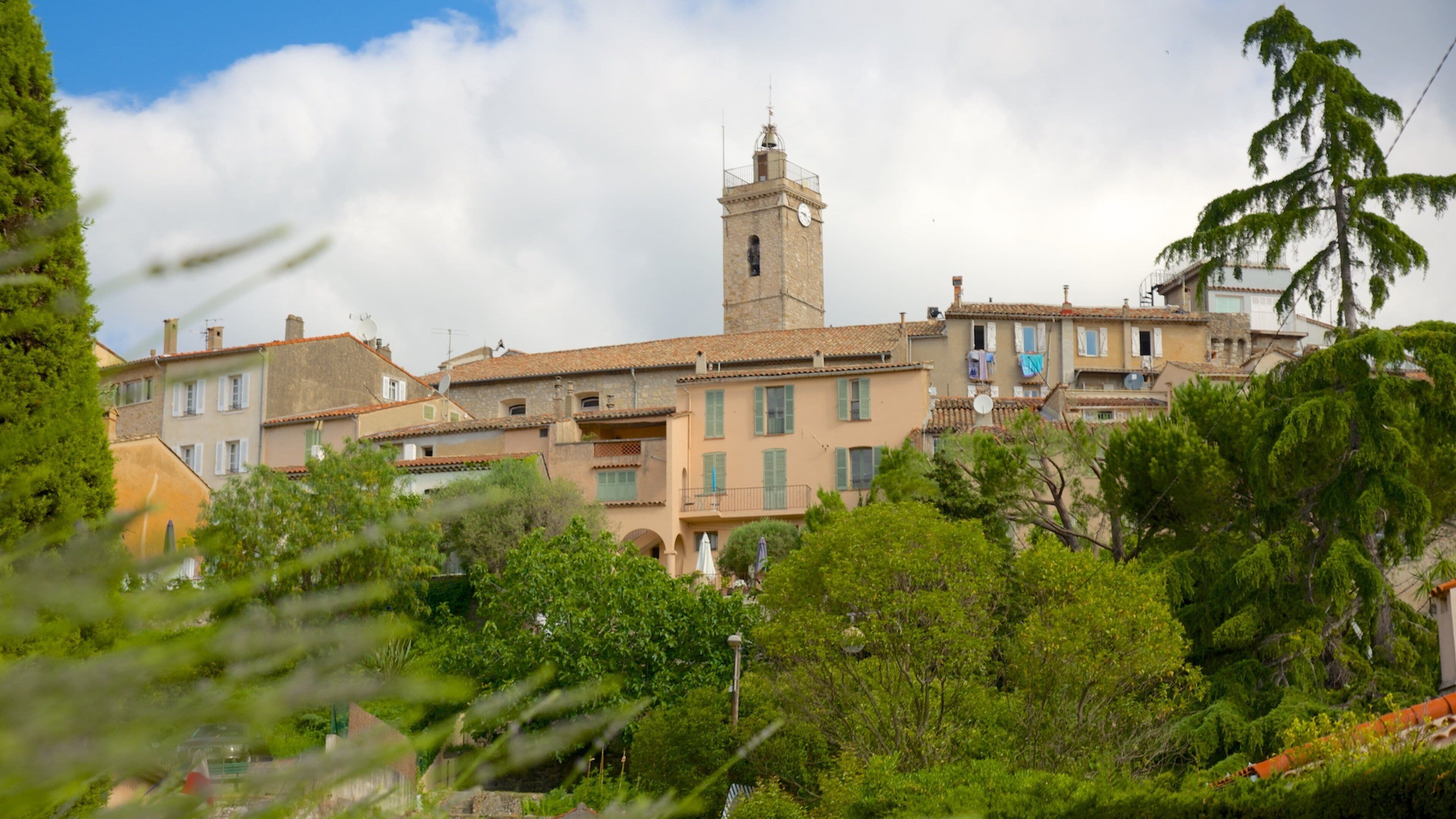 Mougins som inkluderer liten by eller landsby og historisk arkitektur