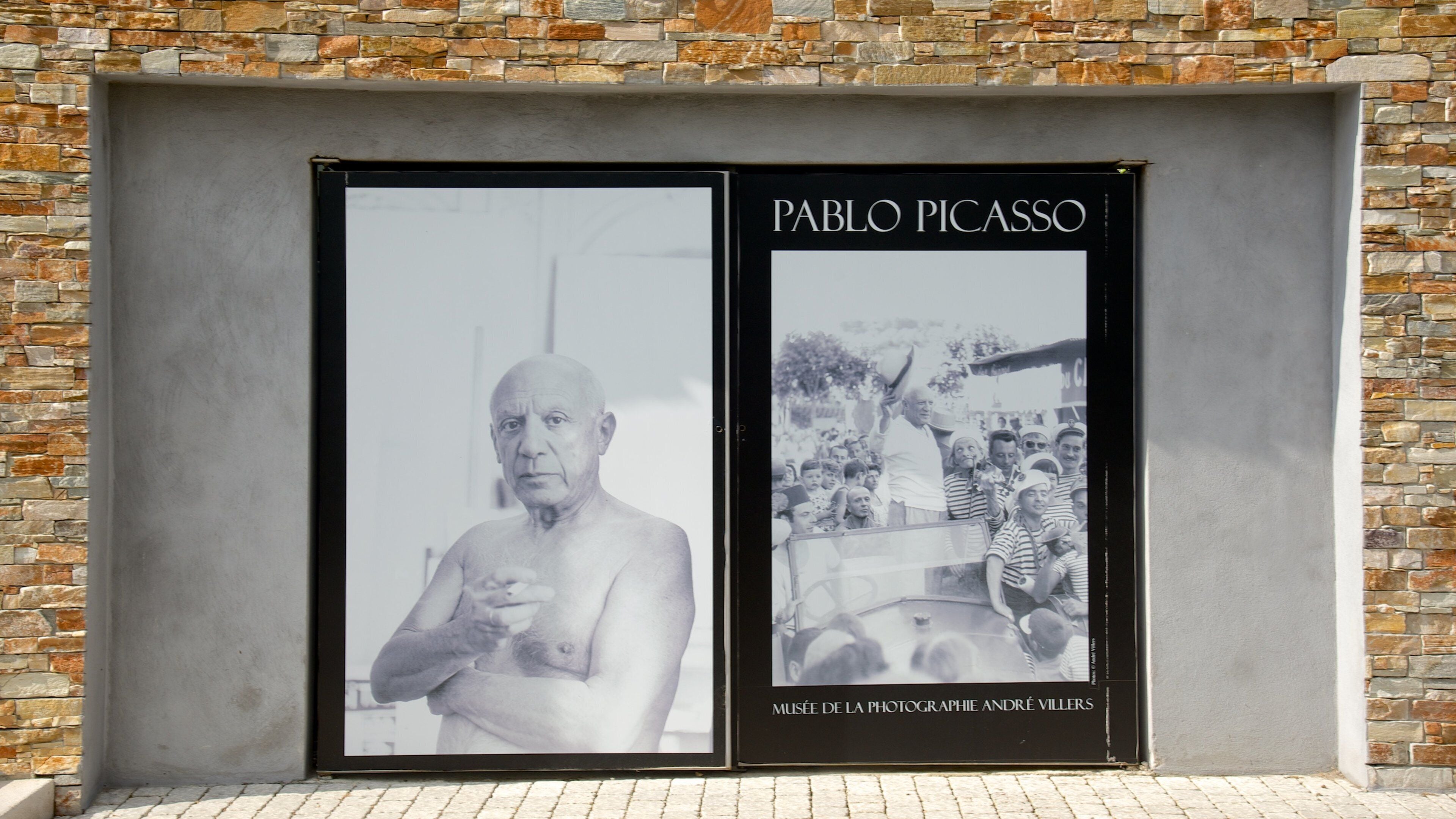 Mougins featuring signage