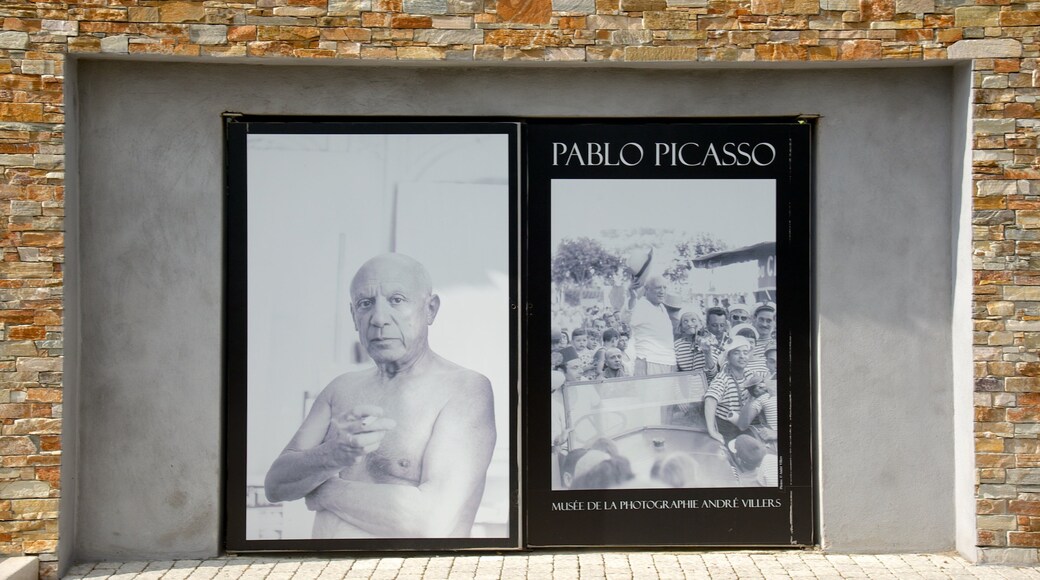 Mougins featuring signage