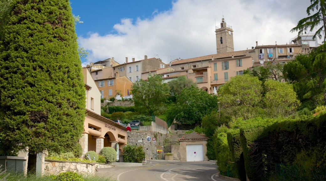Mougins featuring heritage architecture and a small town or village