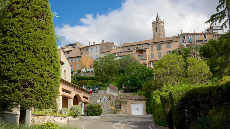 Mougins featuring heritage architecture and a small town or village