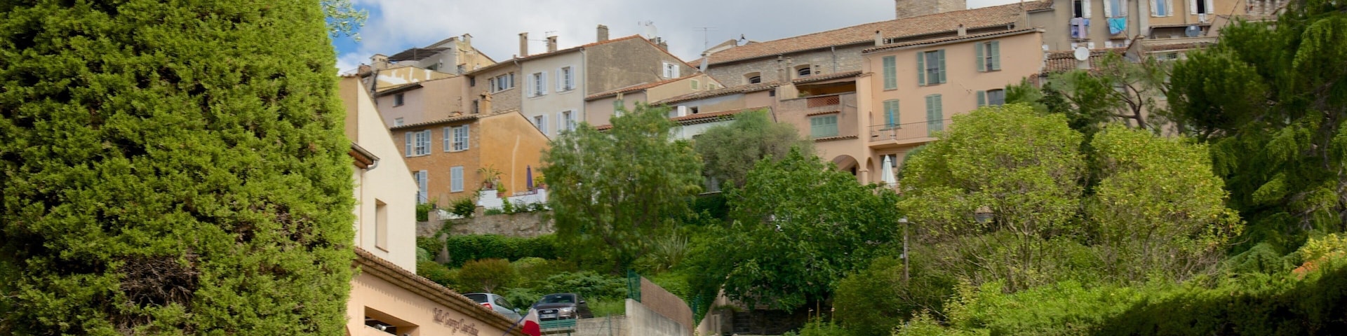 Mougins featuring heritage architecture and a small town or village
