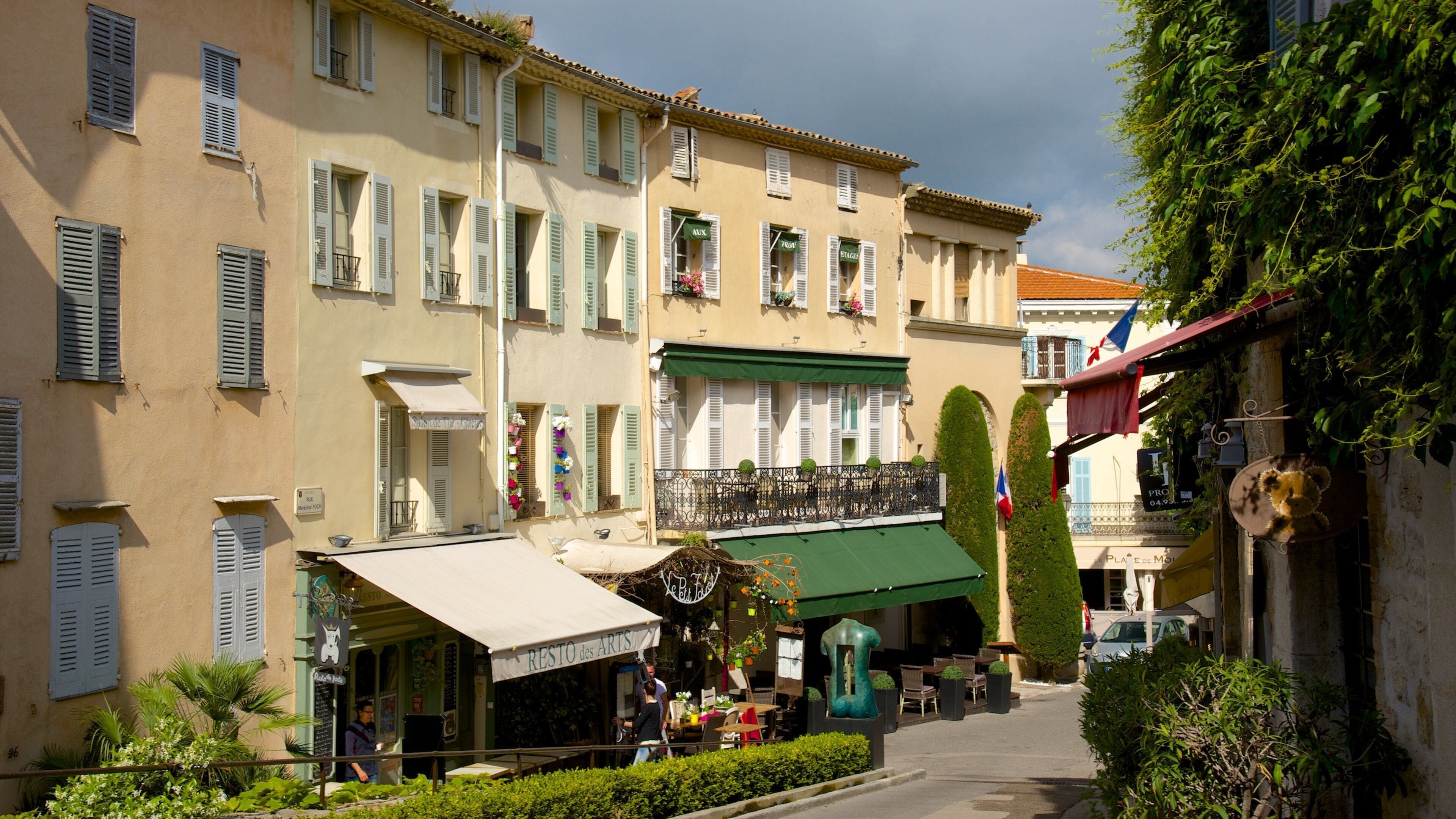 Mougins som inkluderer liten by eller landsby