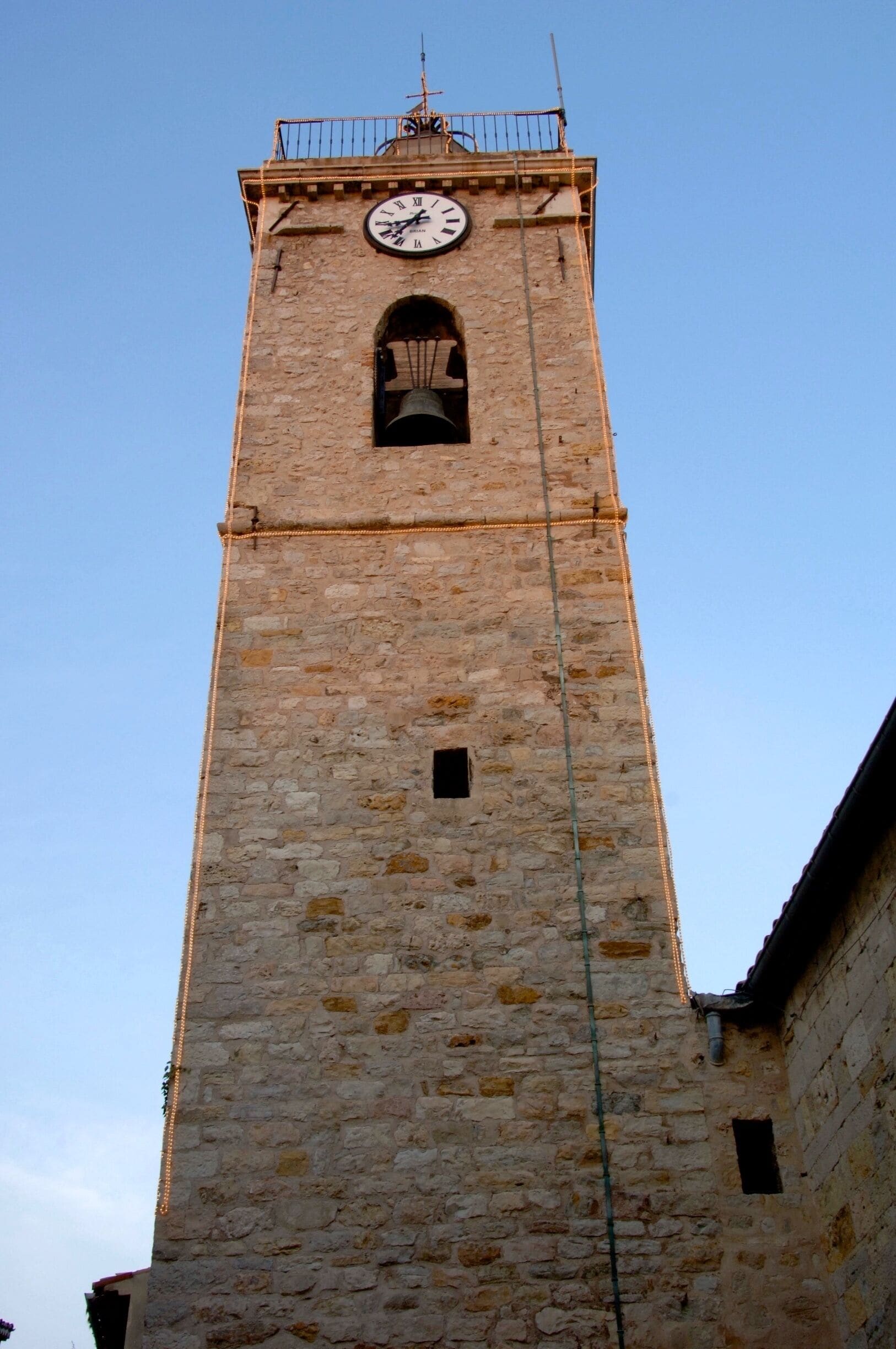 The sacristy dates from the 11th century. Additions were built during the 18th and 19th centuries and the bell tower was raised even higher.
You can also see the statues of Saint-Joseph and Sainte-Marie in gold leaf from the Grasse chool of the 18th century, and a crucifix from the 15th century. The baptismal was built in the 18th century and the altar stone was cut in the 11th century.