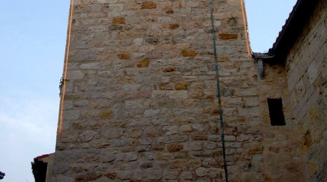 The sacristy dates from the 11th century. Additions were built during the 18th and 19th centuries and the bell tower was raised even higher.
You can also see the statues of Saint-Joseph and Sainte-Marie in gold leaf from the Grasse chool of the 18th century, and a crucifix from the 15th century. The baptismal was built in the 18th century and the altar stone was cut in the 11th century.