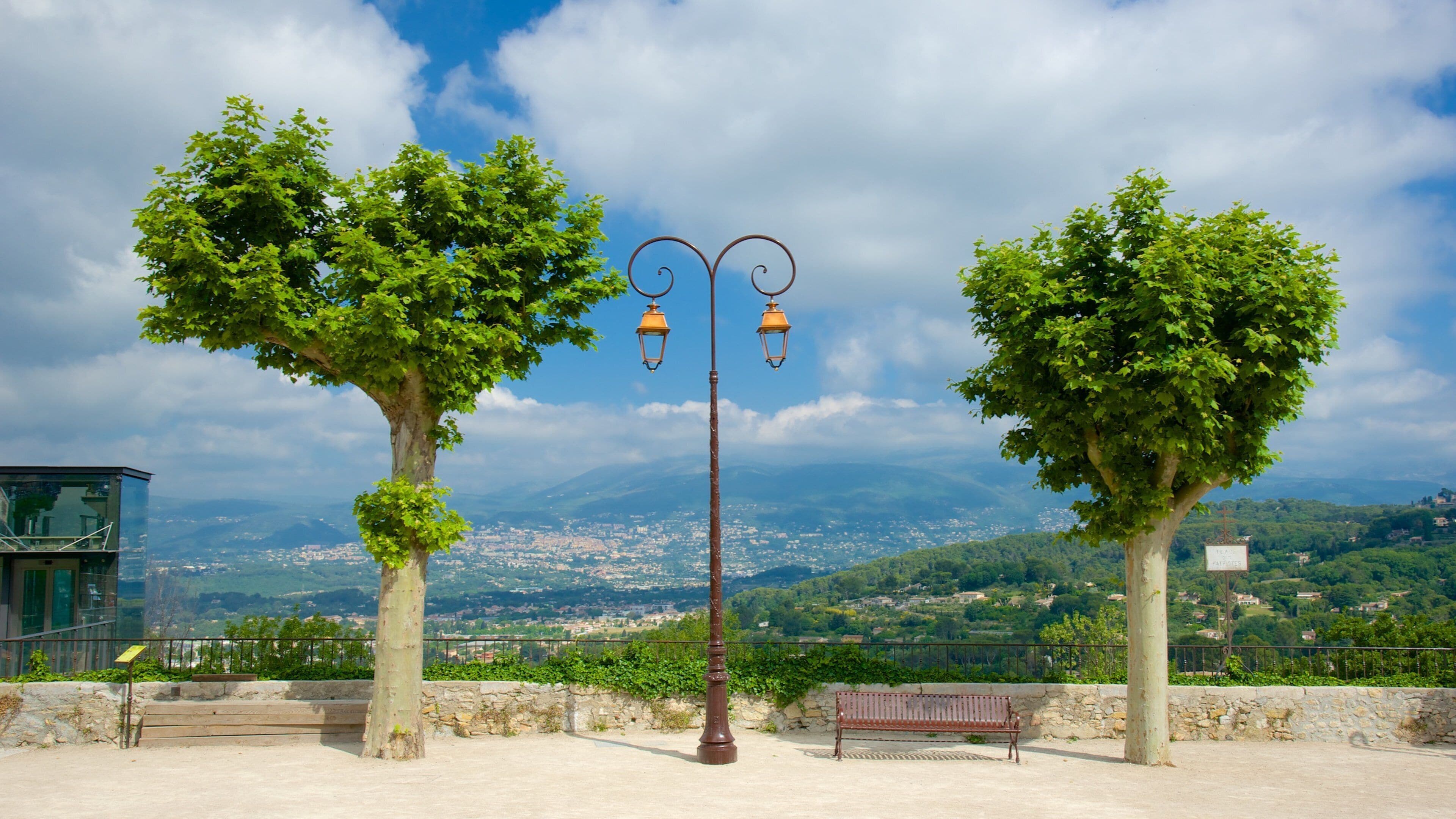 <h2>Top places to stay near the beach</h2>