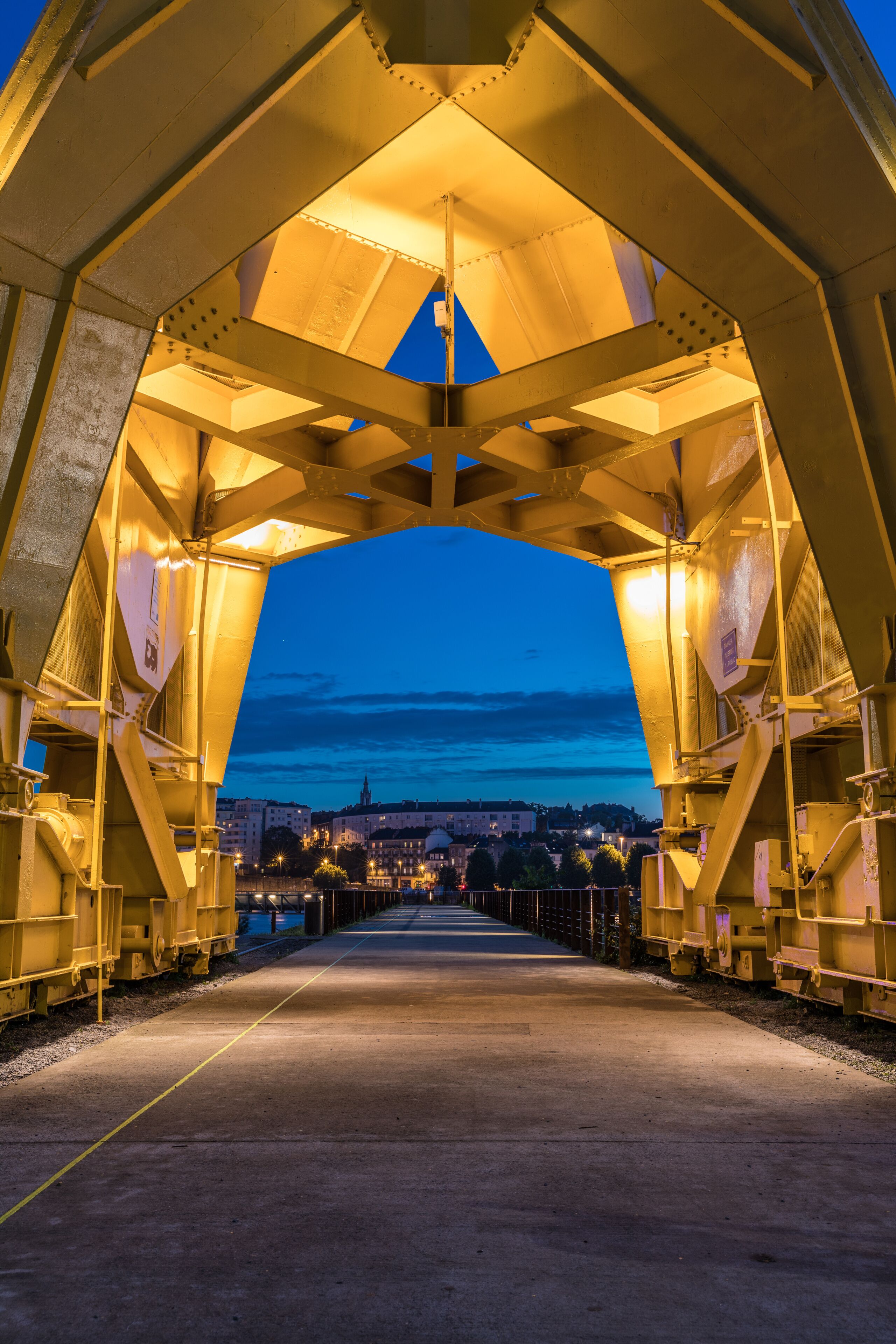 Sous la grue titan jaune de nuit (Nantes, France)