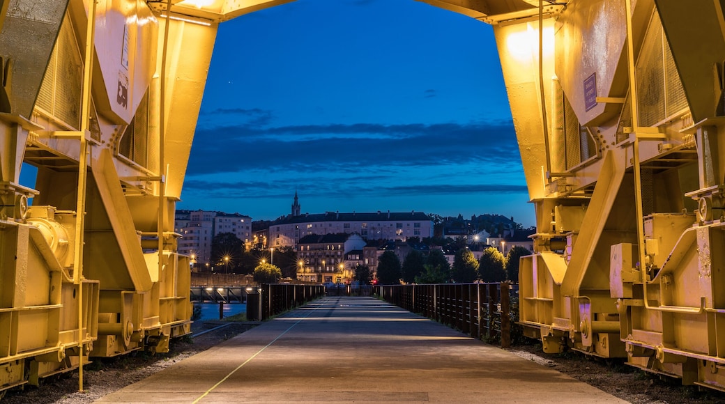 Sous la grue titan jaune de nuit (Nantes, France)