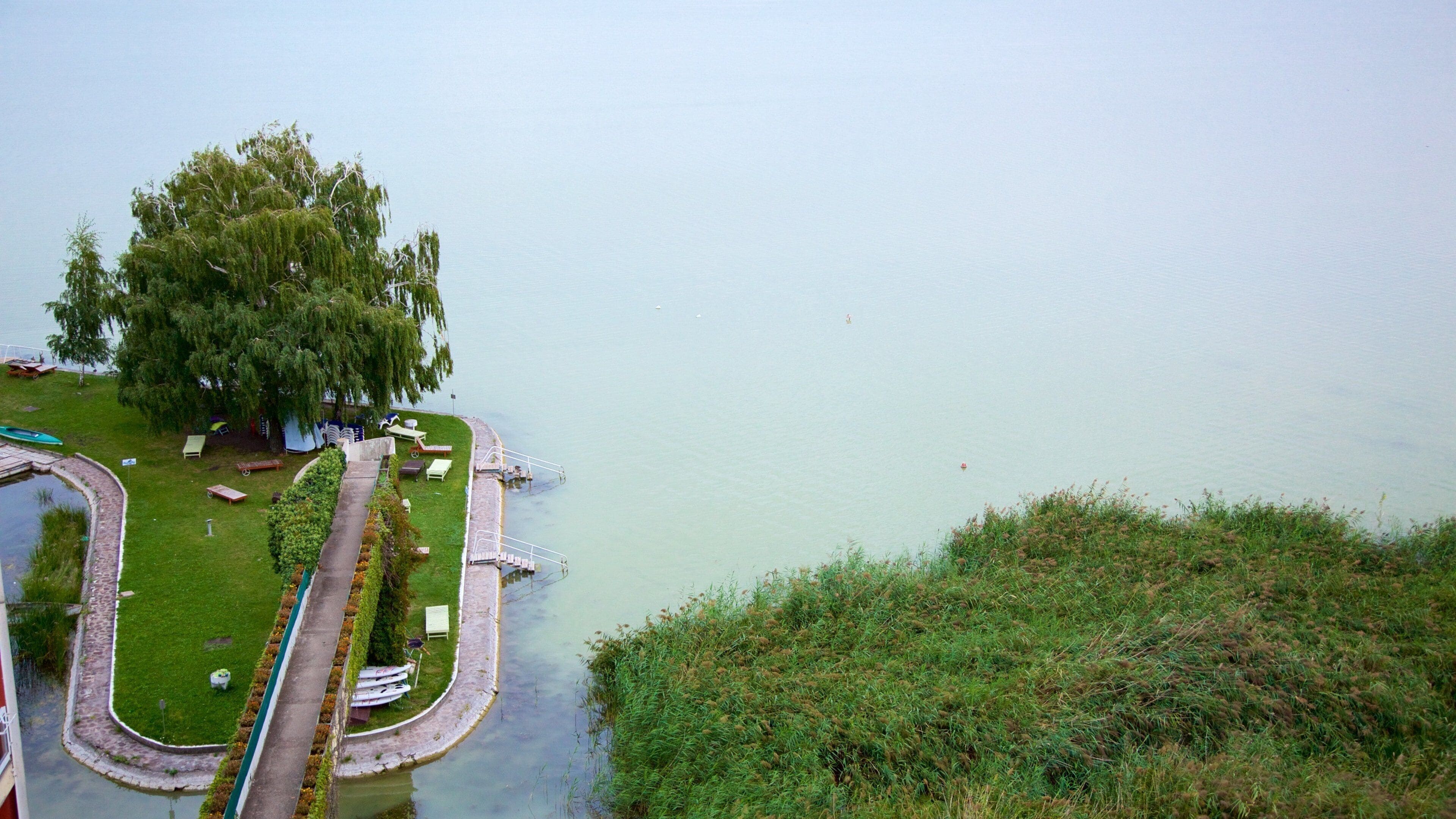 Keszthely mostrando una marina y vistas generales de la costa
