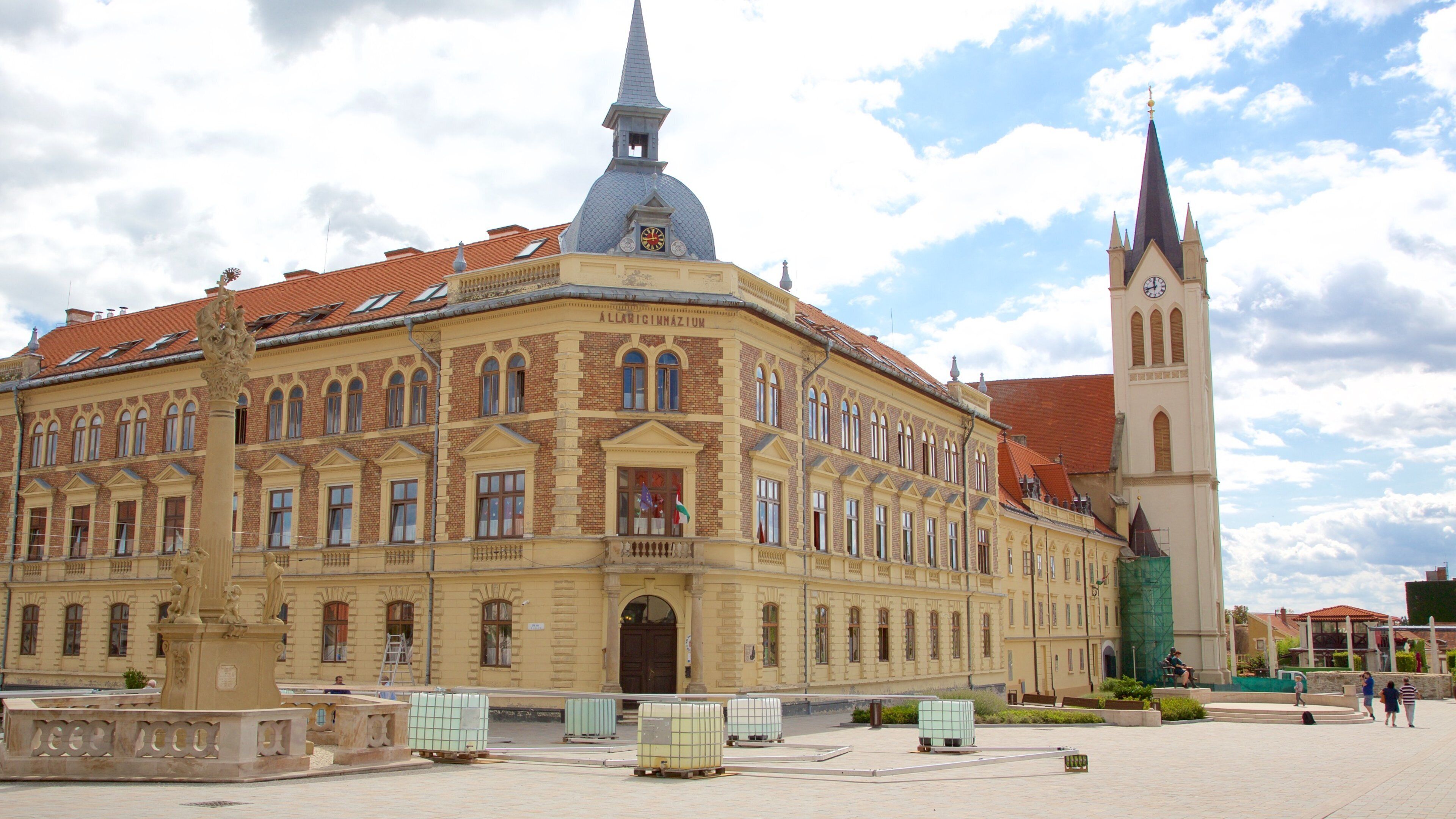 케츨리 이 포함 행정 건물, 광장 과 기념물