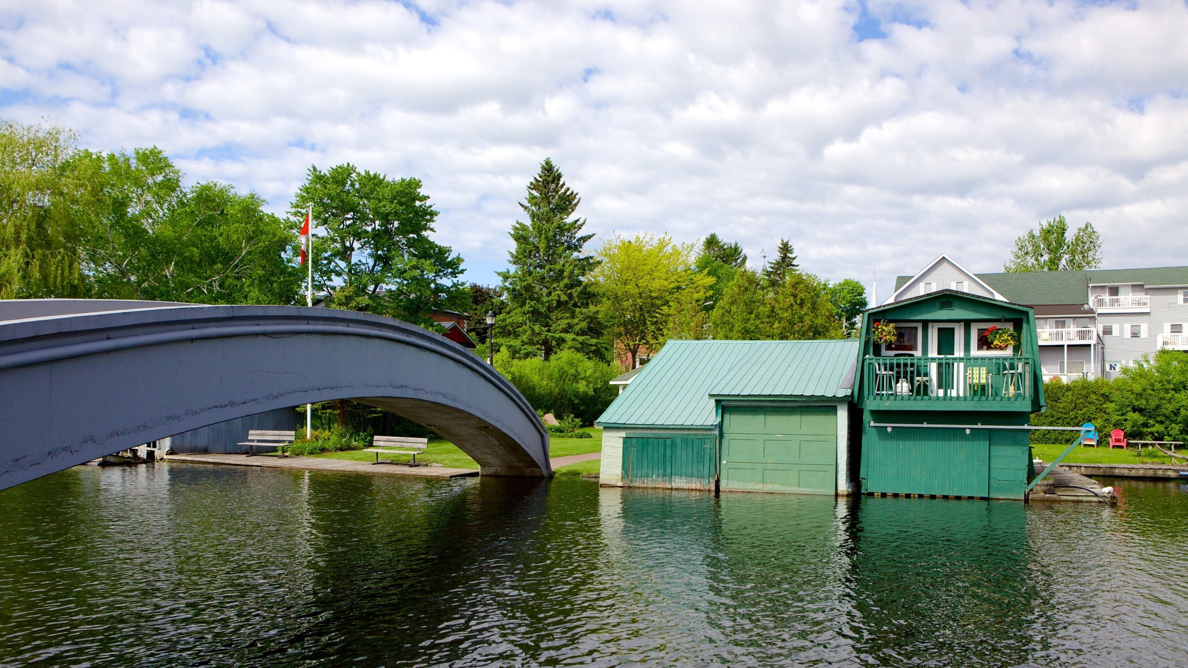 Westport ofreciendo un río o arroyo y un puente