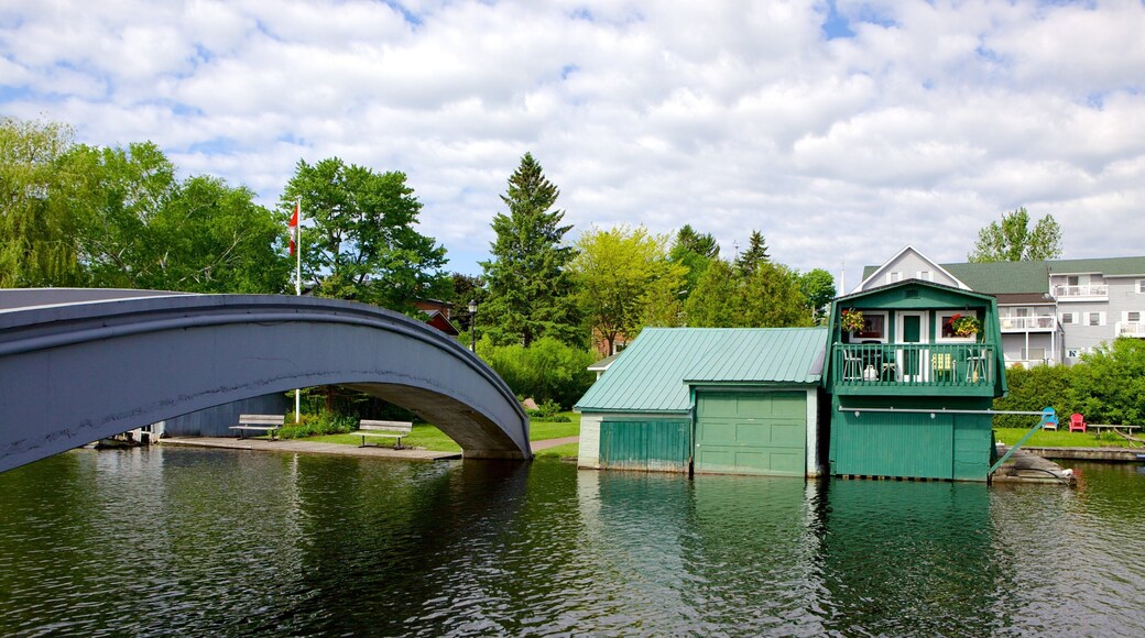 Westport ofreciendo un río o arroyo y un puente