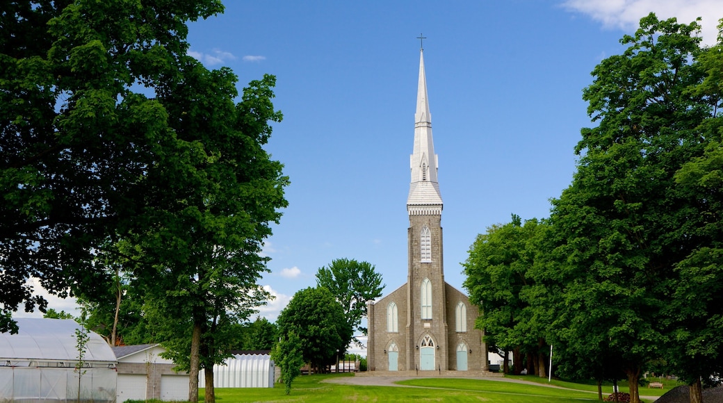 Westport ofreciendo elementos religiosos y una iglesia o catedral