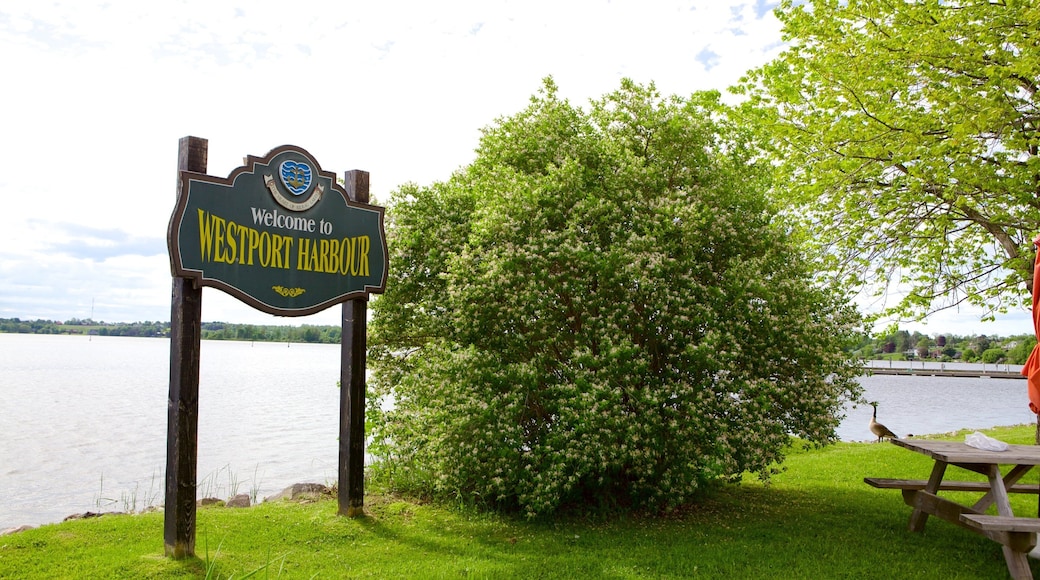 Westport ofreciendo un lago o abrevadero y señalización