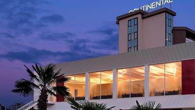 Aqua et Thermae: immersing in the natural warmth of water.
#continentaltermehotel #conteterme #montegrottoterme #magicplaces #collieuganei