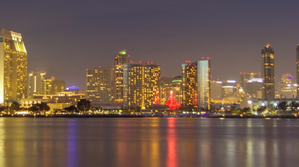 Visit with my family, I felt safe even after dark while taking photos.
Lots of different shops and people walking around. Beautiful views overlooking San Diego California.
#BvSWater