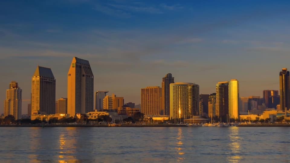 Visit with my family, I felt safe even after dark while taking photos.
Lots of different shops and people walking around. Beautiful views overlooking San Diego California.
#BvSWater