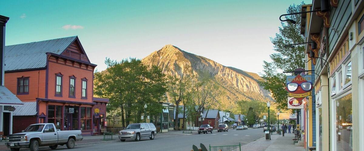 An old photo from back in 2005. Was here in the spring so it was nice and quiet. Beautiful little town, and a half hour drive will take up in to the snow capped mountains.