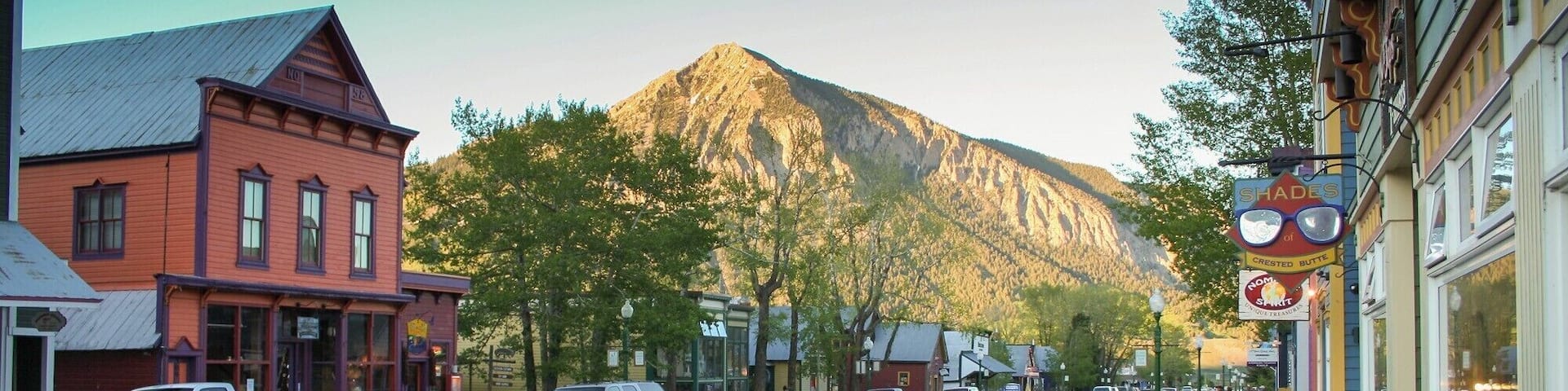 An old photo from back in 2005. Was here in the spring so it was nice and quiet. Beautiful little town, and a half hour drive will take up in to the snow capped mountains.