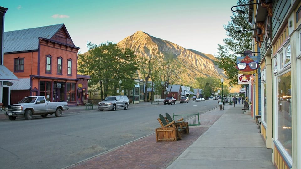 An old photo from back in 2005. Was here in the spring so it was nice and quiet. Beautiful little town, and a half hour drive will take up in to the snow capped mountains.
