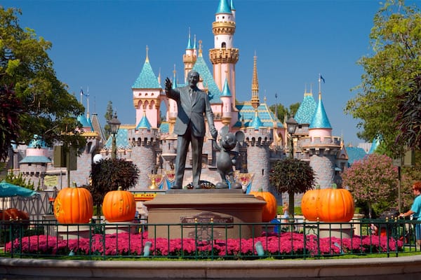 DisneylandÂź Park montrant fleurs, une statue ou une sculpture et manĂšges