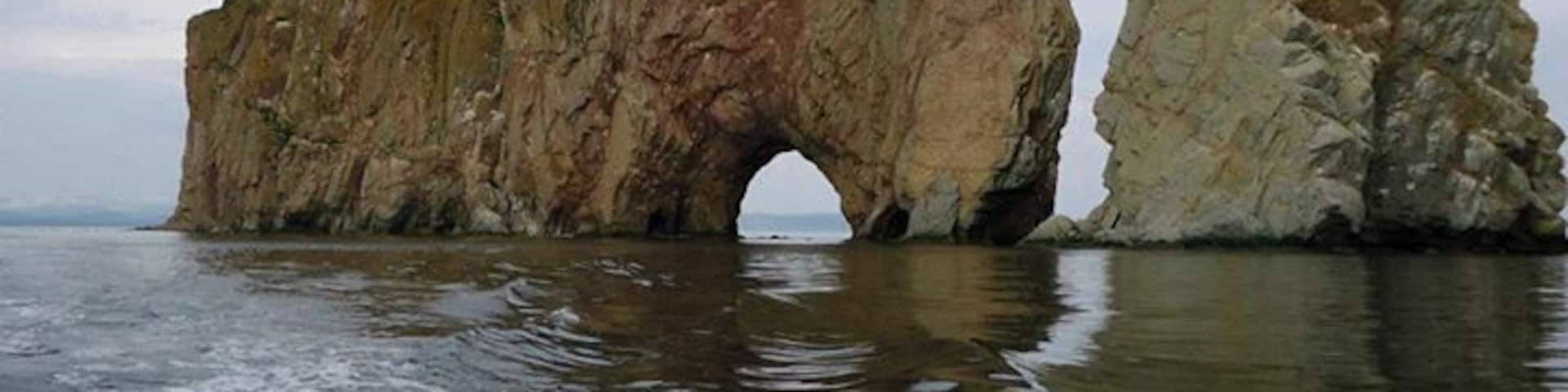 This is the main attraction in Gaspésie: the Rocher percé. It is a very beautiful place. We went close by boat. The most adventurous of us go in the hole when the tide is low, but we are not allowed to do it.