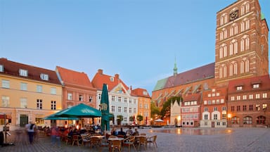 Stralsund mettant en vedette square ou place, coucher de soleil et ville