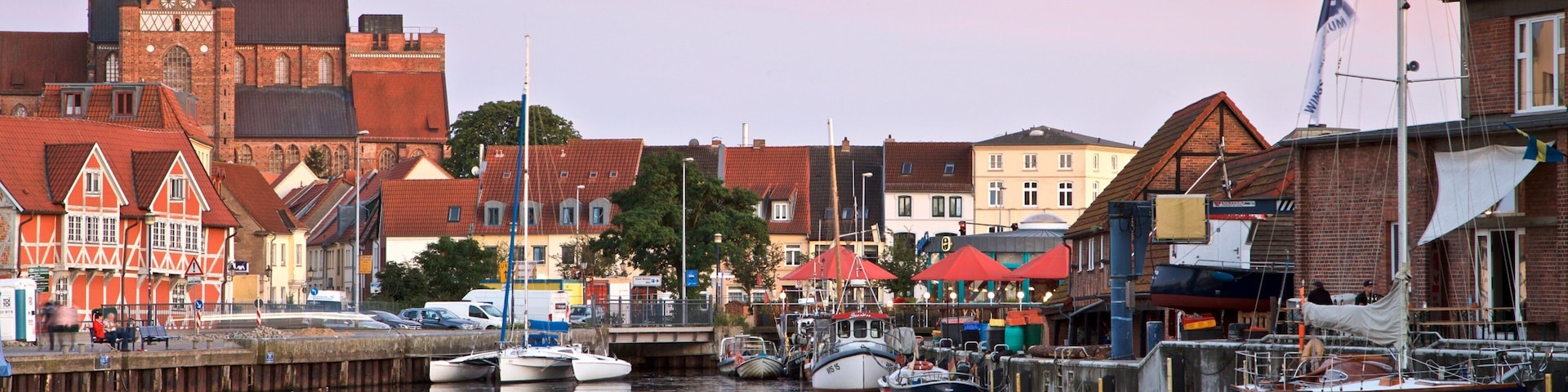 Wismar mostrando um pôr do sol e uma baía ou porto