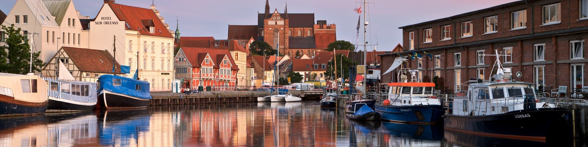 Wismar ofreciendo un atardecer y una bahía o un puerto