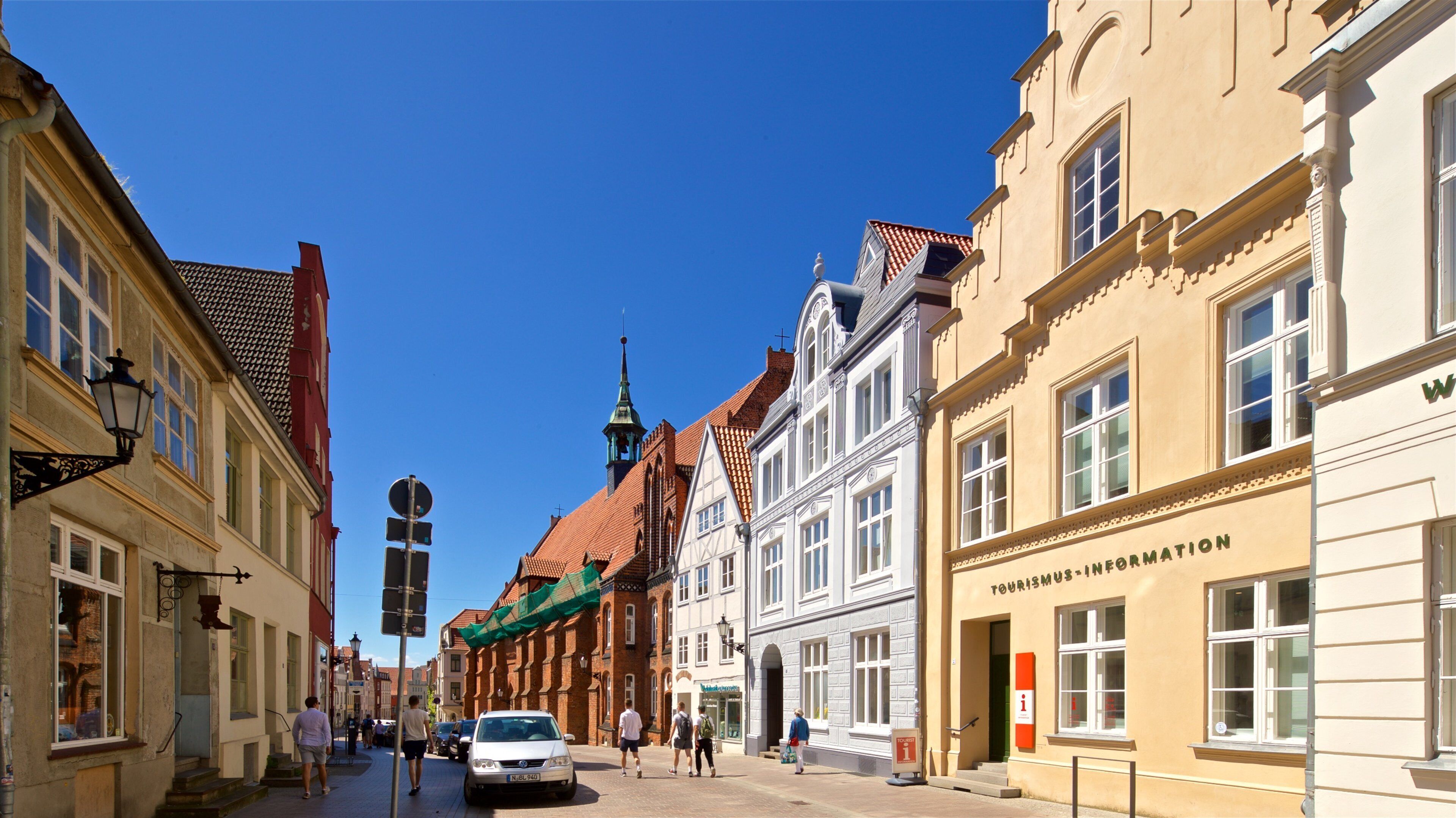 Wismar som visar gatuliv och en stad såväl som en liten grupp av människor