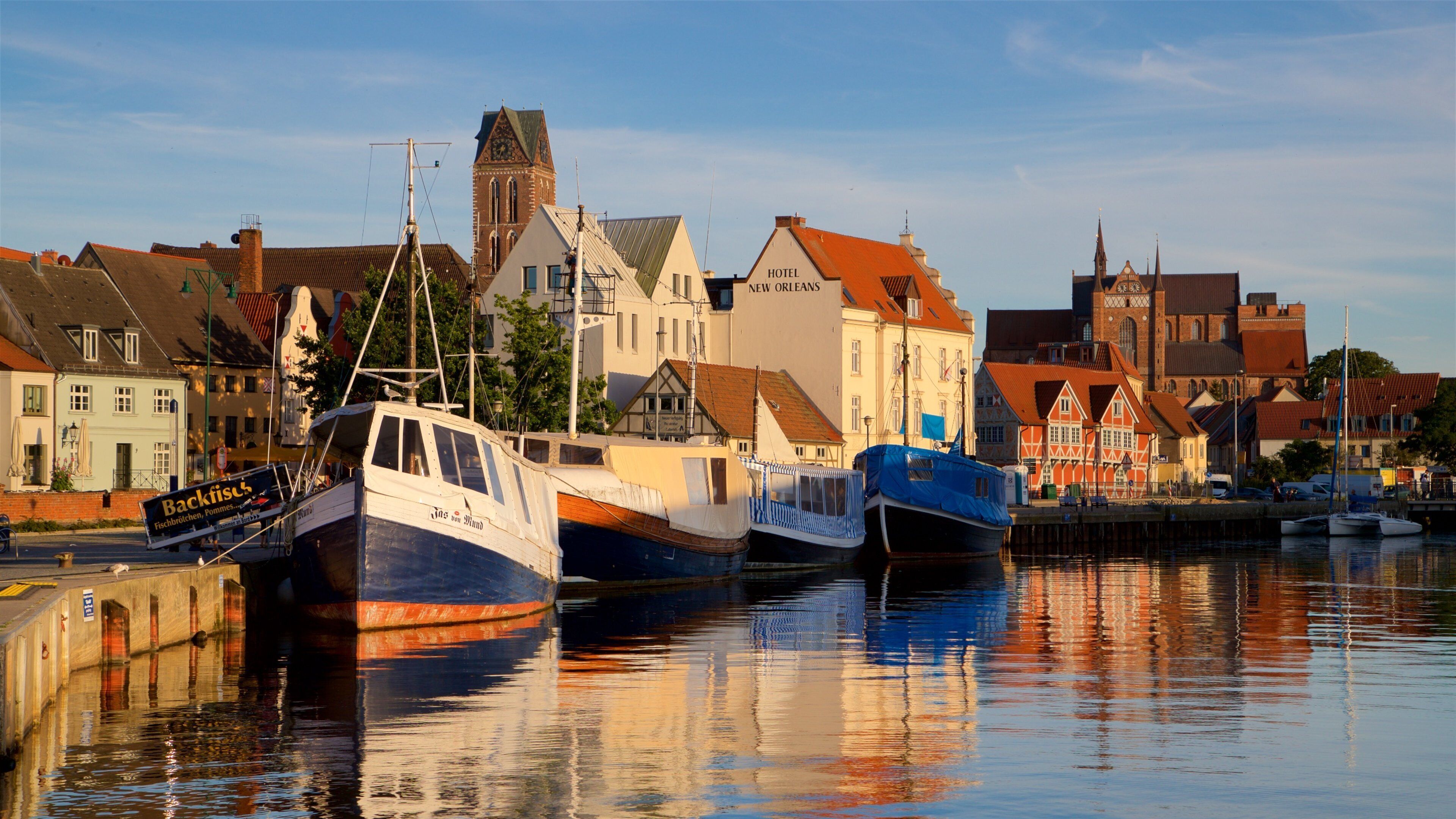 Wismar qui includes un coucher de soleil et une baie ou un port