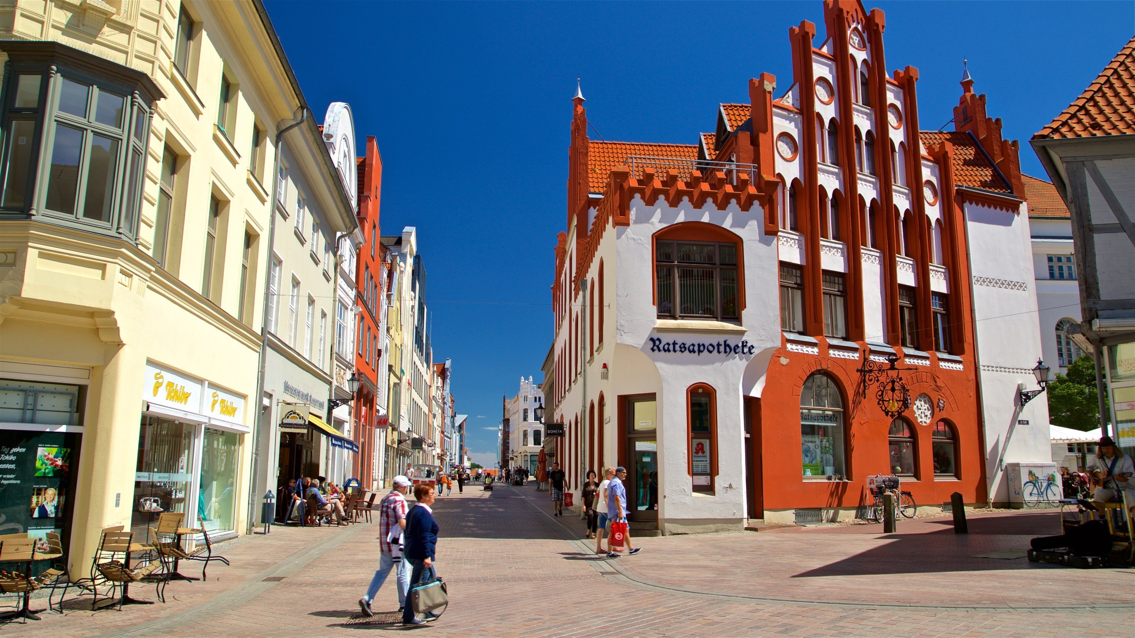 Wismar som visar gatuliv och en stad såväl som en liten grupp av människor