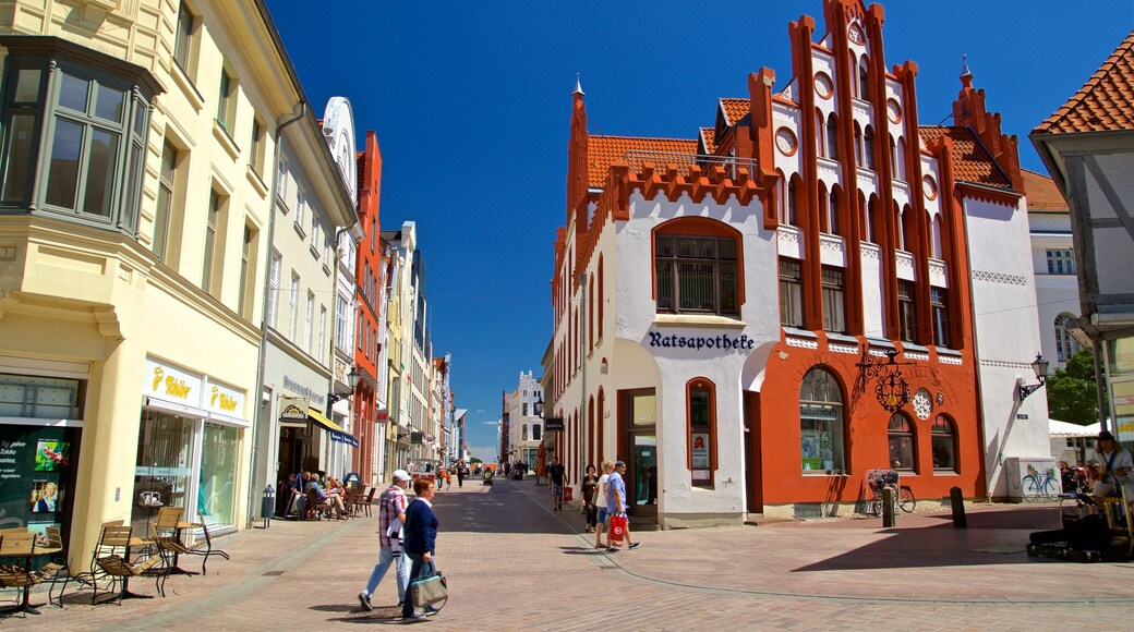Wismar som visar gatuliv och en stad såväl som en liten grupp av människor