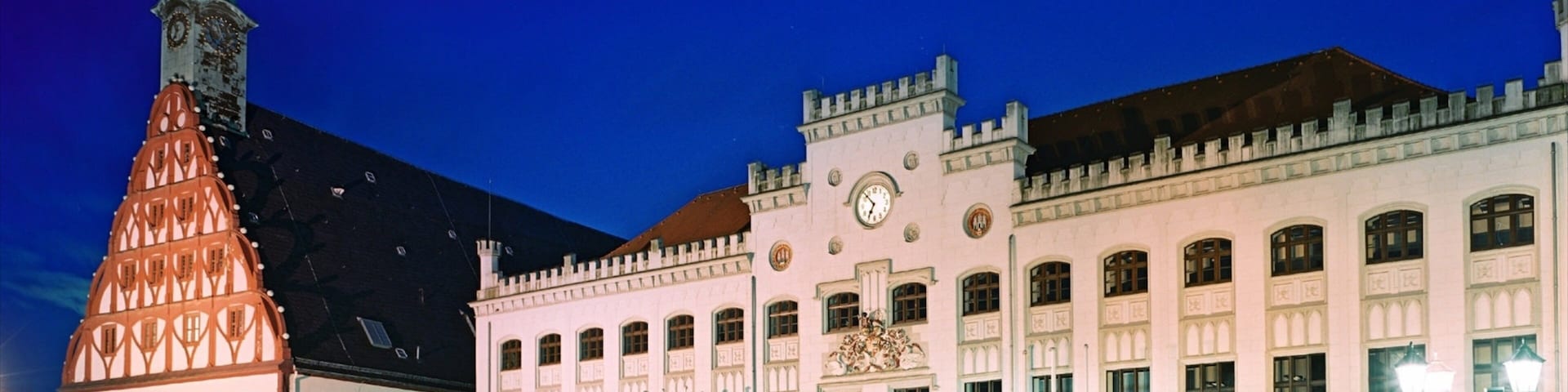 Zwickau caracterizando cenas noturnas, uma igreja ou catedral e arquitetura de patrimônio