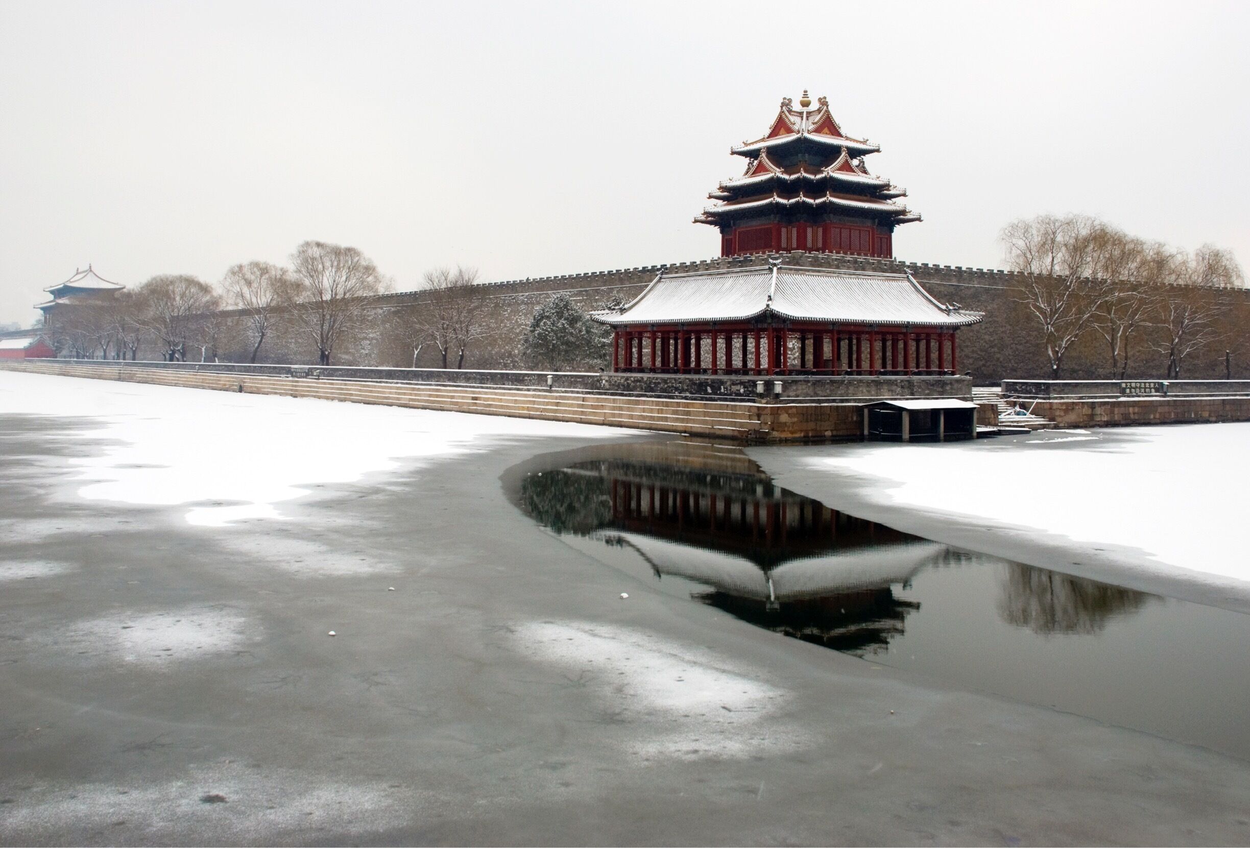Snowy day，woke up in the early morning and found it was snowing，grabbing the camera and rush to the Palace Museum.