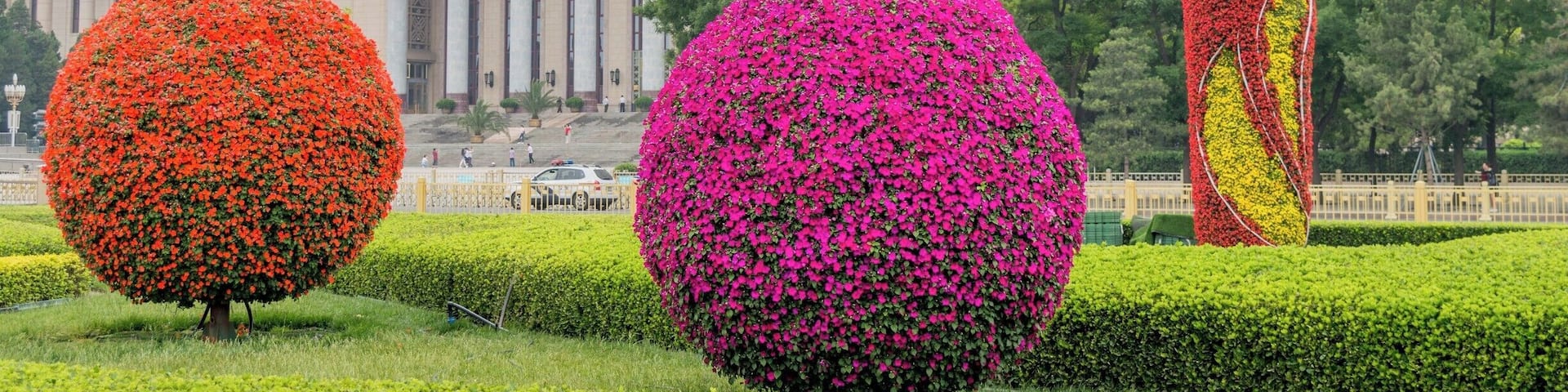 The great hall of People is situated right next to the Tiananmen Square. It is a massive building with an interesting architecture. The effort Chinese government put on to keep this area clean and beautiful is impressive. Specially, as it is visited by thousands of people per day, the maintenance of this cleanliness is amazing.