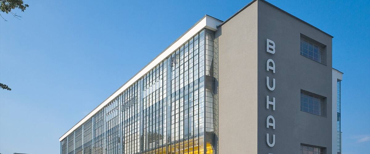 Dessau das einen Beschilderung, Stadtansicht und moderne Architektur