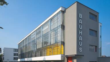 Dessau que incluye señalización, distrito financiero central y arquitectura moderna