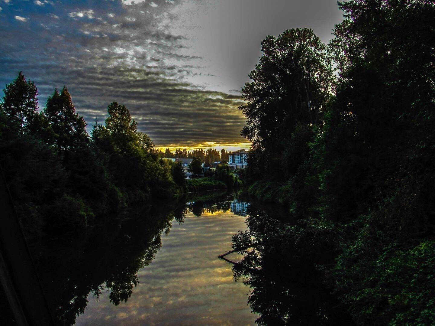 I went to watch the sunrise before work and apparently went to the wrong spot. I’m not complaining though. Beauty is everywhere✌️