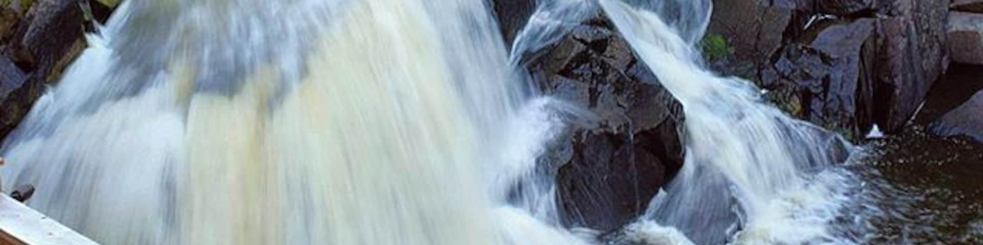 Dine overlooking a waterfall? That's travel bliss. The town of Wakefield has plenty to offer: Good food, quaint shops and many outdoor activities.