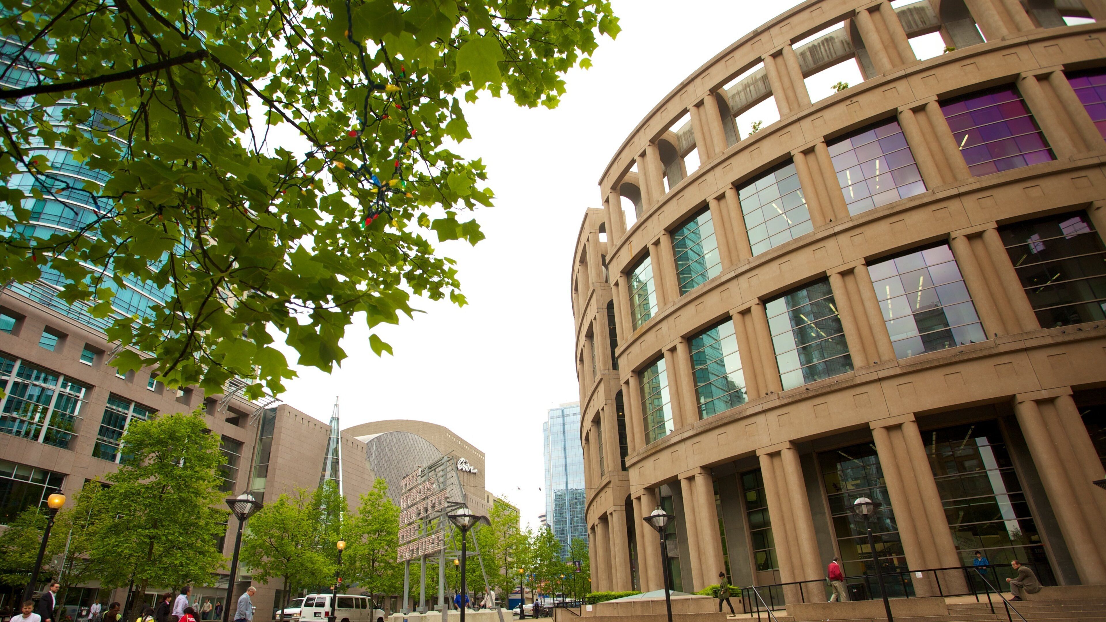 Robson Street som visar en stad, gatuliv och modern arkitektur