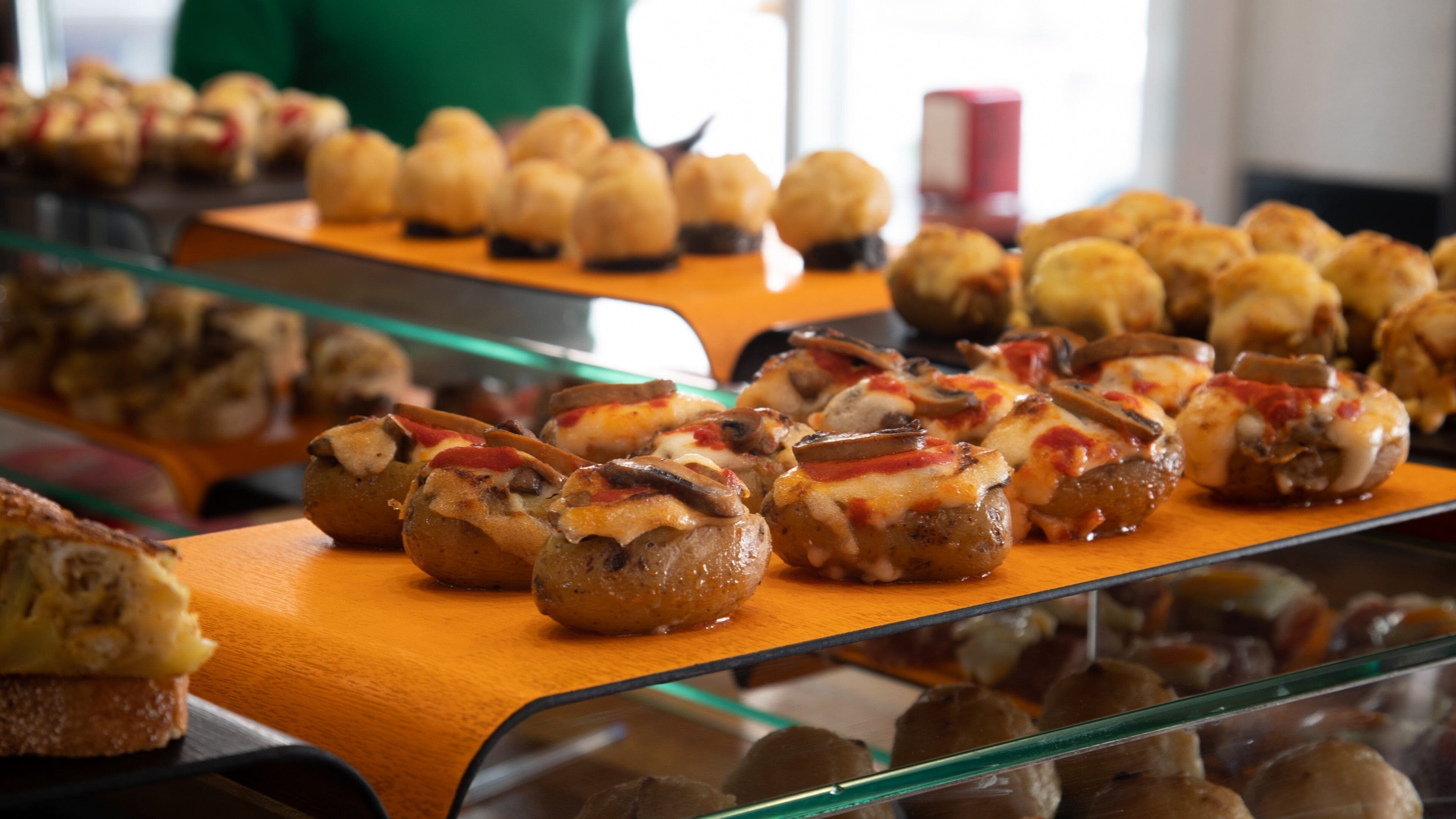 Barceloneta showing food