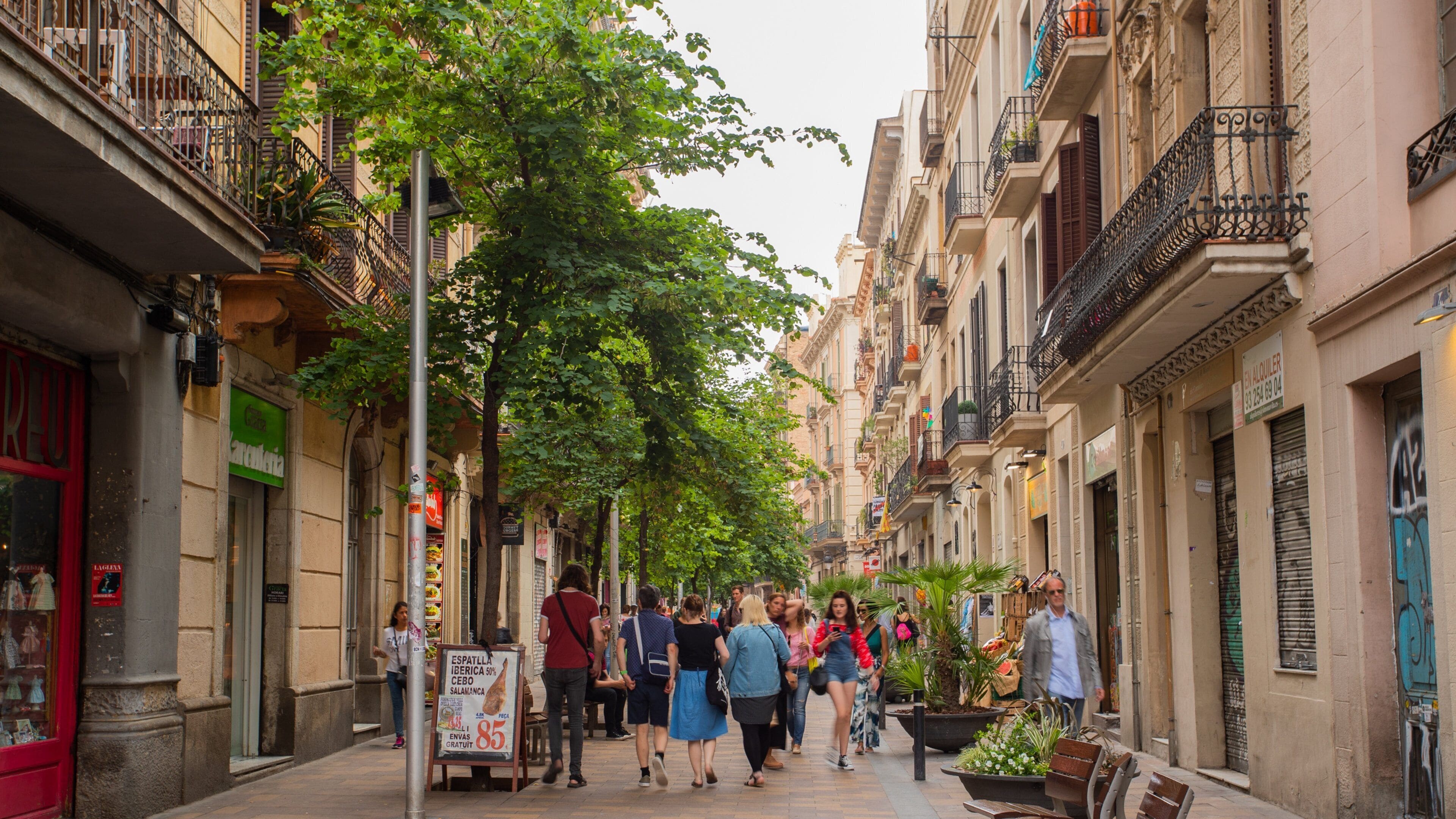 Gracia featuring street scenes and a city as well as a small group of people