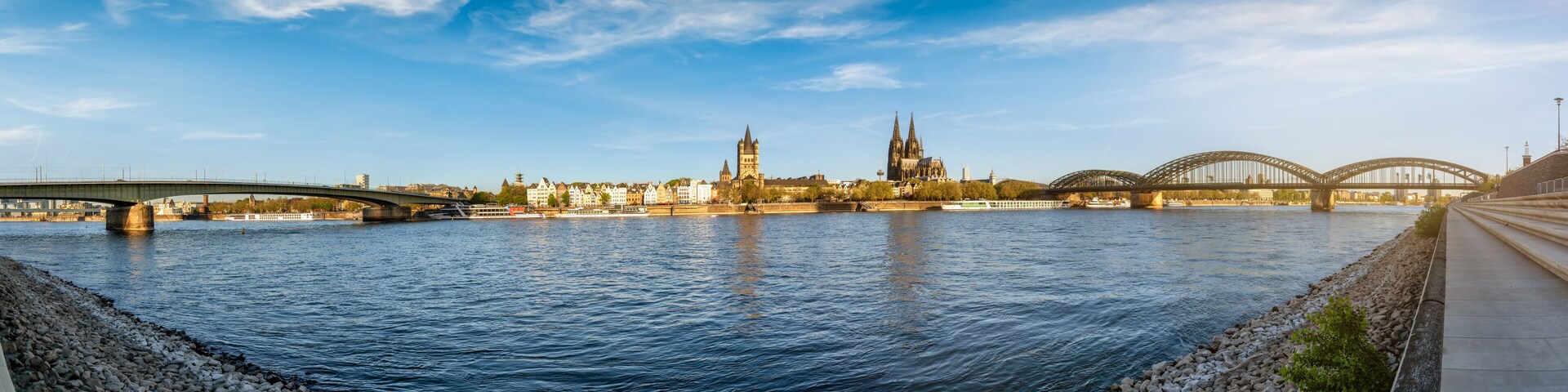 Un río con puentes, una catedral y una torre.