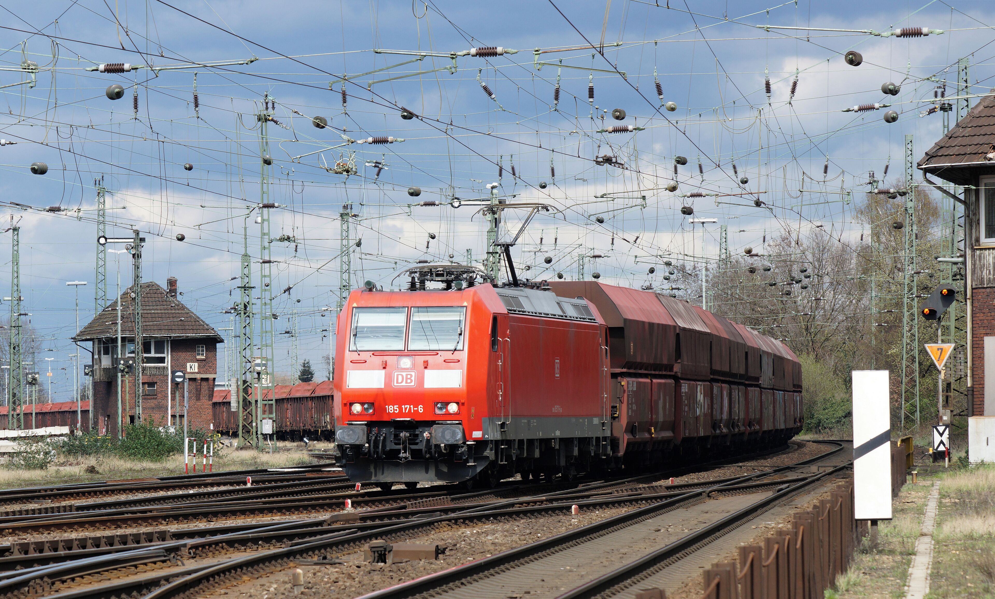 DBAG 185 171-6 in the near of the marshalling yard Köln-Kalk Nord
