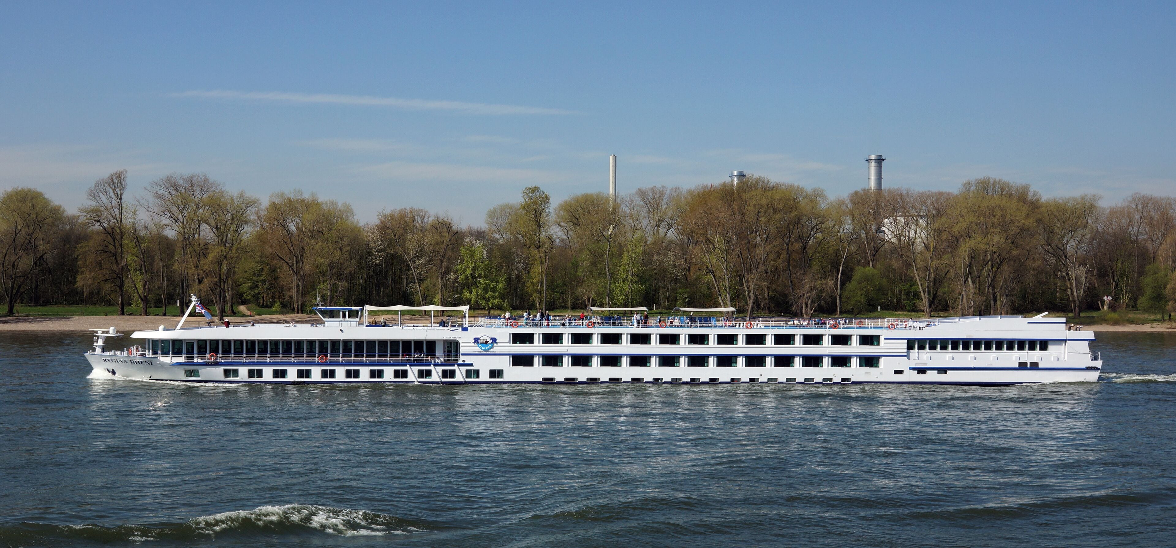 Kabinenfahrgastschiff Regina Rheni auf Fahrt in Köln.