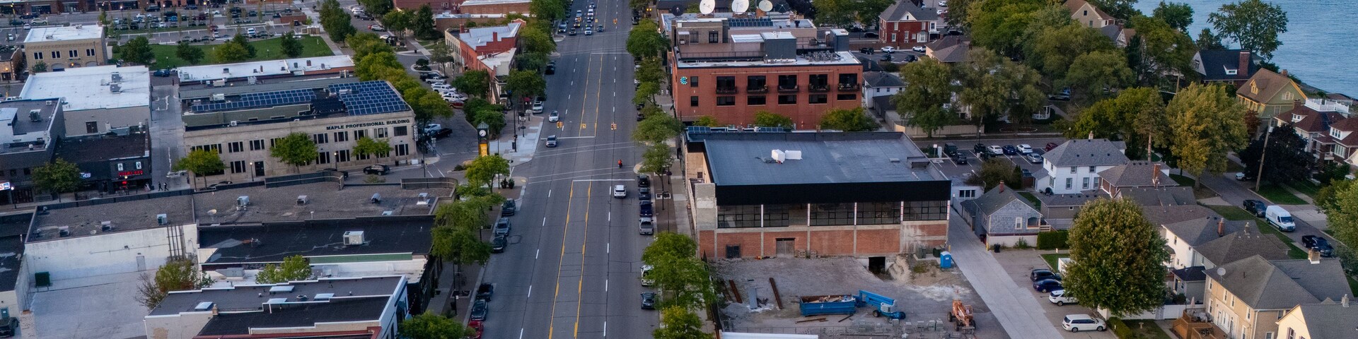 Un río serpentea por una ciudad flanqueada por edificios.