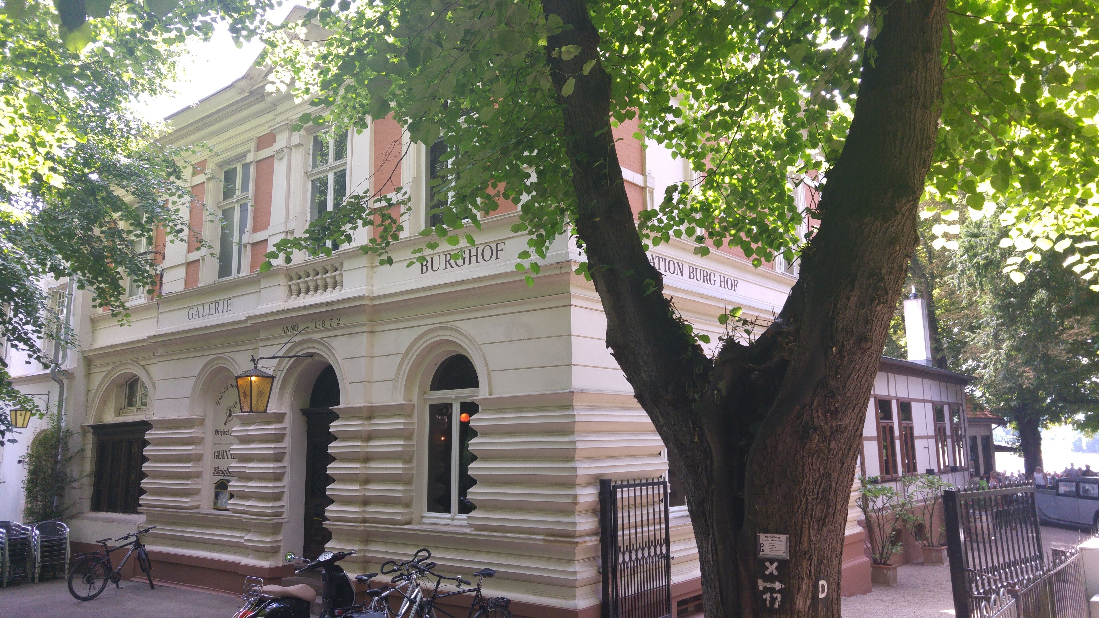 Wohnhaus (Restauration Burg-Hof) in Düsseldorf-Kaiserswerth, Burgallee 1 – siehe Liste der Baudenkmäler in Kaiserswerth