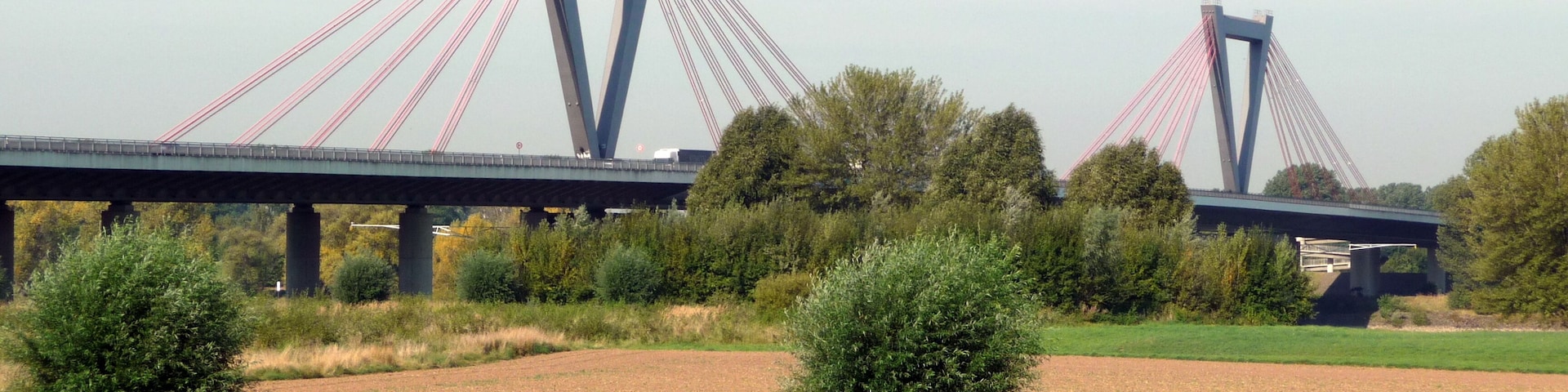 Die Rheinbrücke der A44 Nähe Flughafen