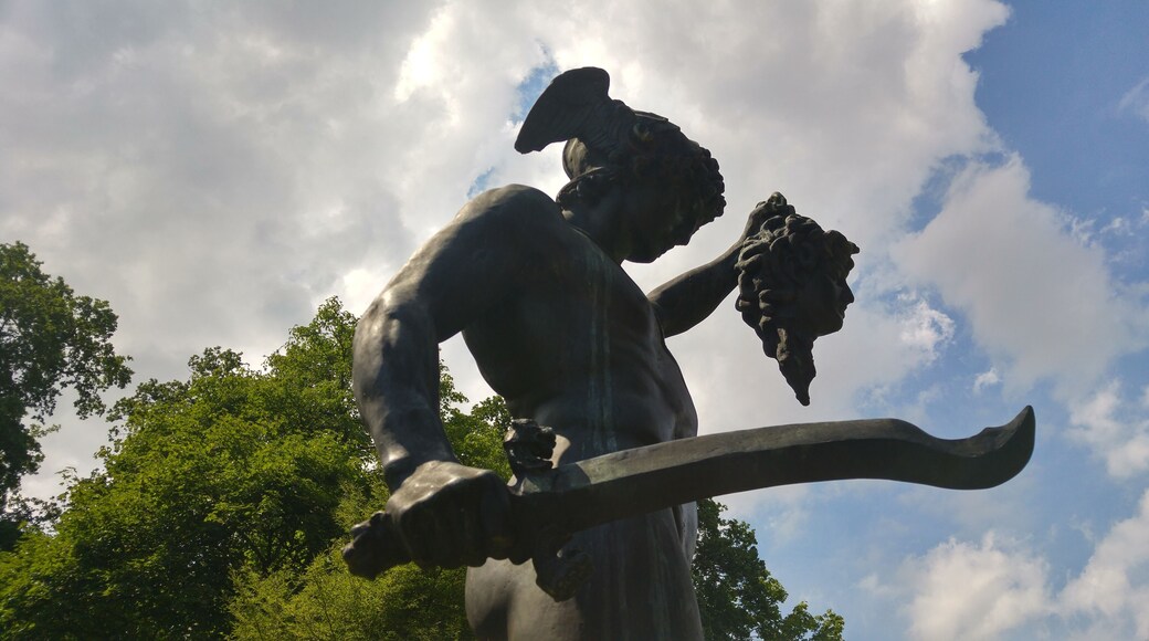 Lantz’scher Park: Skulptur von Ludwig Vordermayer (Perseus mit dem Gorgonenhaupt). Kopie nach einer Bronzeskulptur von Benvenuto Cellini (16. Jahrhundert)
